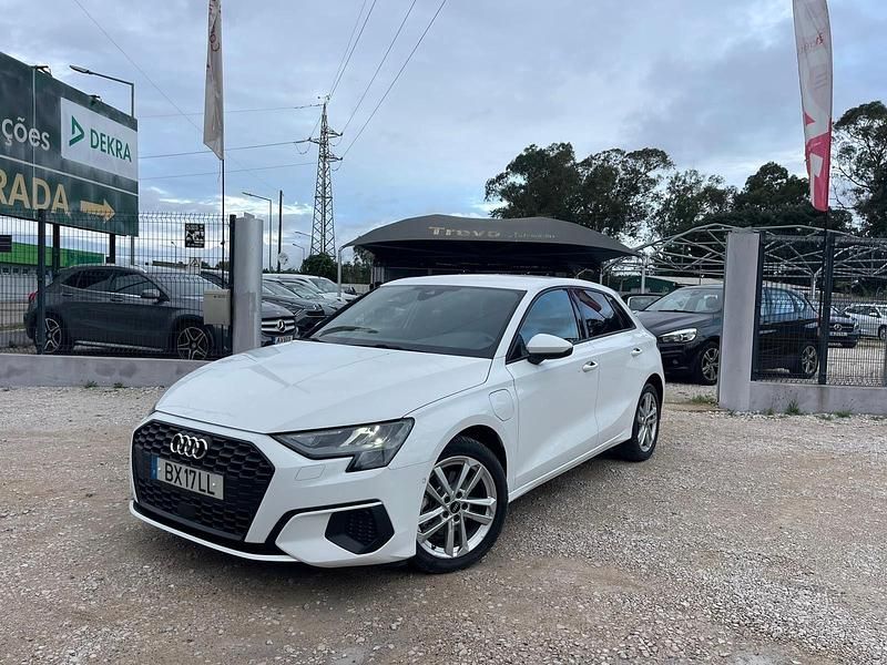 Branco Usado 2022 Audi A3 e-tron S-Line Citadino | € 29.900 - Imagem 1/4