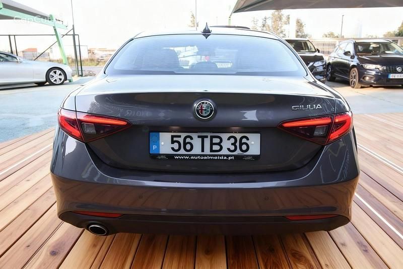 Usado Alfa Romeo Giulia 150 HP (110 kW) 2017 Cinzento Sedan