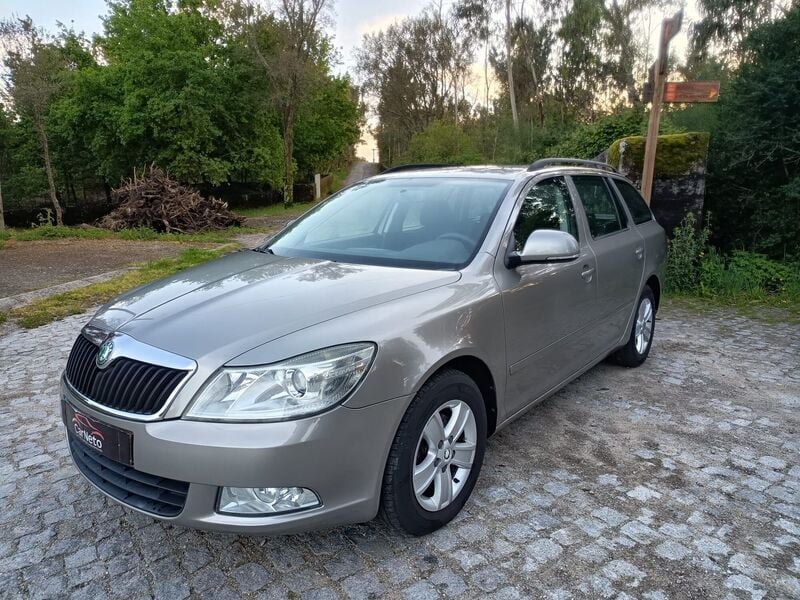 Dourado Usado 2011 Skoda Octavia GreenLine Carrinha | € 8.990 (Preço justo) - Imagem 1/4