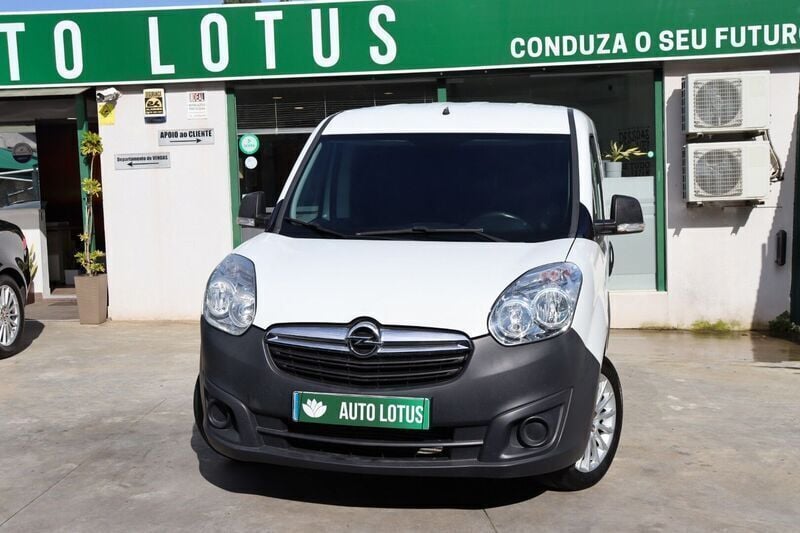 Branco Usado 2014 Opel Combo Monovolume | € 9.970 - Imagem 1/4