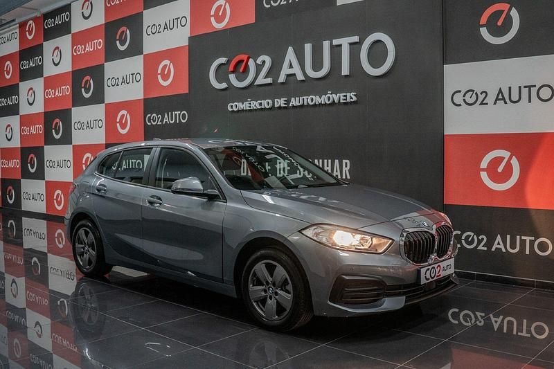 Cinza Usado 2024 BMW 116 Performance Citadino | € 29.900 - Imagem 1/4