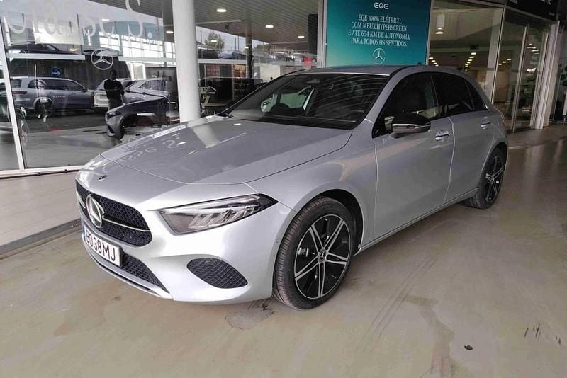 Prateado Usado 2024 Mercedes A250 Citadino | € 41.900 (Caro) - Imagem 1/4