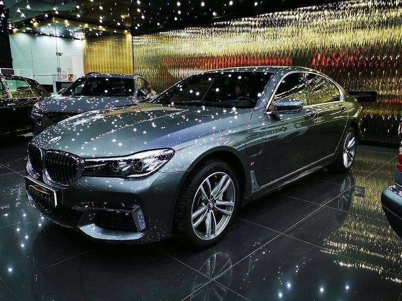 Cinza Usado 2018 BMW 740 iPerformance Sedan | € 51.000 - Imagem 1/4