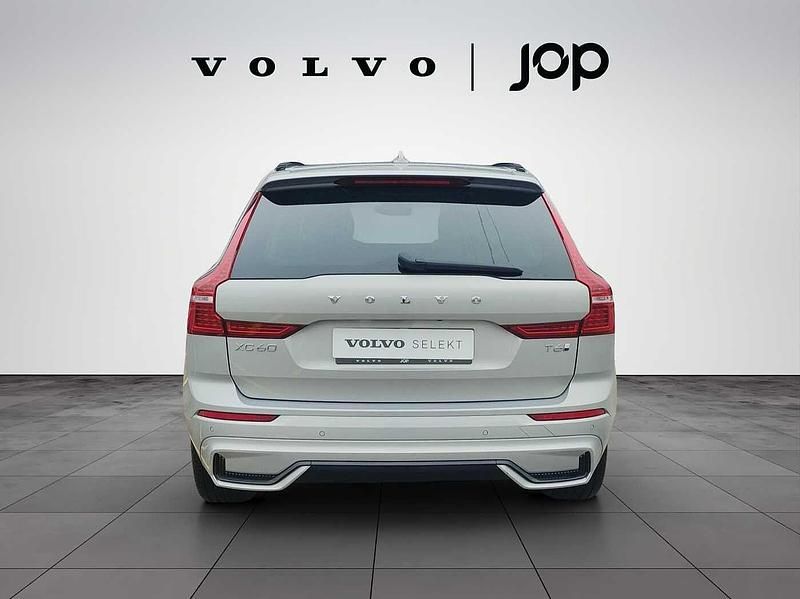 Usado Volvo XC60 Plus 350 HP (257 kW) 2024 Prateado SUV