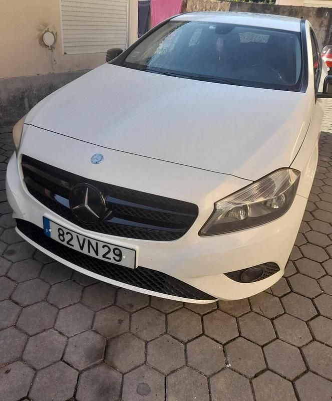 Branco Usado 2014 Mercedes A180 Citadino | € 14.000 (Preço elevado) - Imagem 1/4