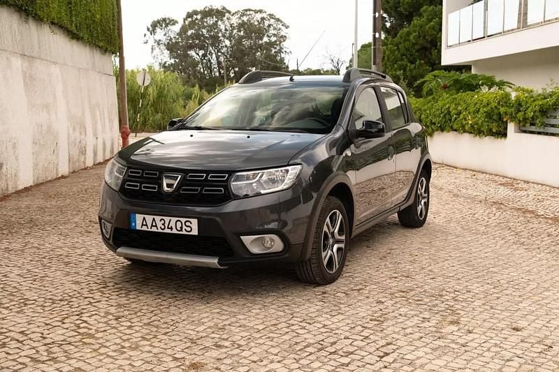 Cinzento Usado 2020 Dacia Sandero Essentiel Citadino | € 12.950 (Preço justo) - Imagem 1/4