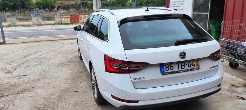 Branco Usado 2017 Skoda Superb Citadino | € 11.000 - Imagem 1/4