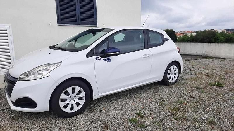 Preto Usado 2015 Peugeot 208 Citadino | € 5.500 (Super Preço) - Imagem 1/4