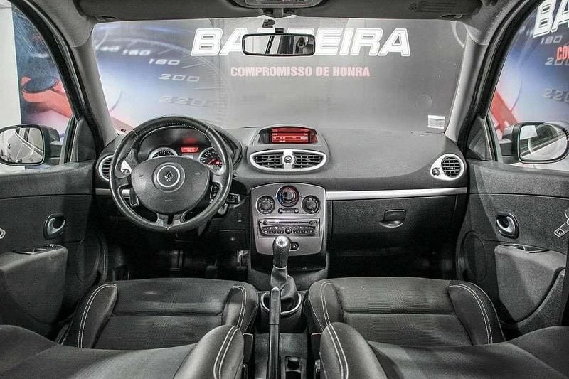 Cinza Usado 2011 Renault Clio II Dynamique Carrinha | € 6.900 (Preço justo) - Imagem 1/2