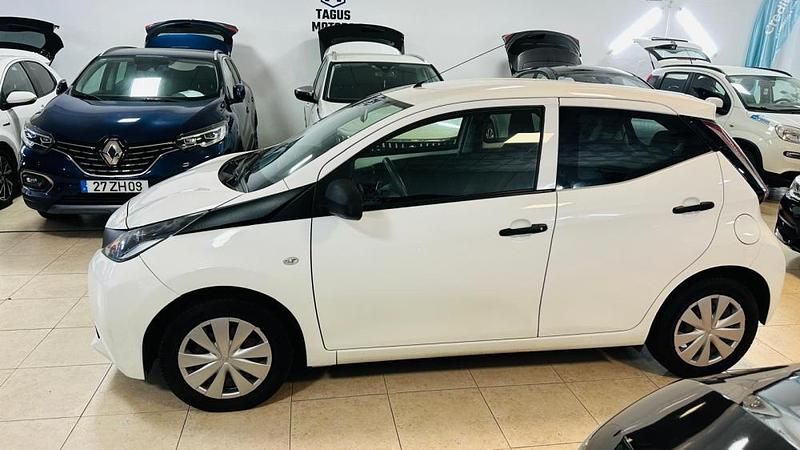 Usado Toyota Aygo 69 HP (50 kW) 2017 Branco Citadino