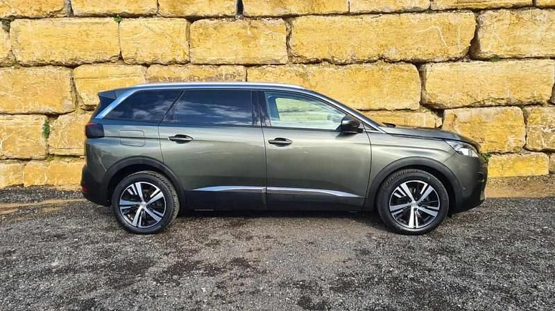 Usado Peugeot 5008 Allure 130 HP (95 kW) 2019 Verde Monovolume