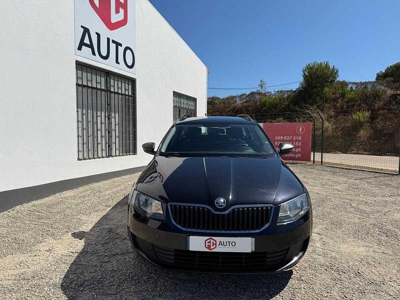 Usado Skoda Octavia Active 105 HP (77 kW) 2014 Preto Carrinha