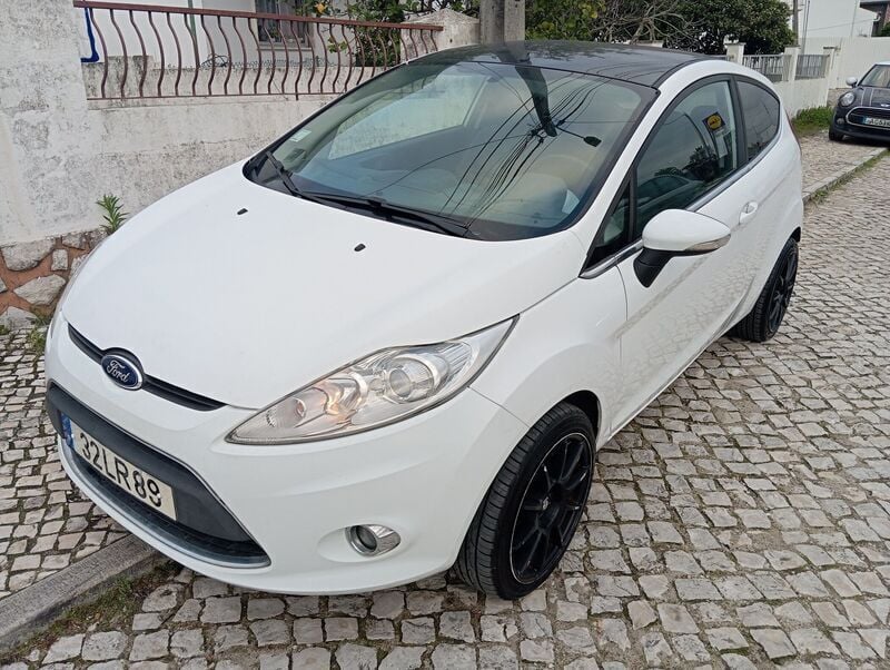 Branco Usado 2011 Ford Fiesta Citadino | € 6.900 (Preço justo) - Imagem 1/4