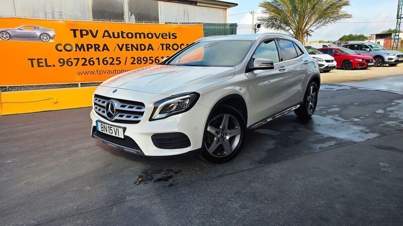 Branco Usado 2019 Mercedes GLA200 AMG line SUV | € 31.950 - Imagem 1/4