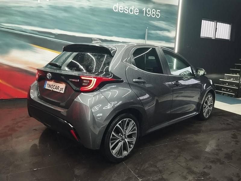 Usado Toyota Yaris Hybrid 115 HP (84 kW) 2022 Cinzento