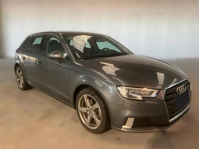 Usado Audi A3 Sport 116 HP (85 kW) 2019 Cinzento Sedan