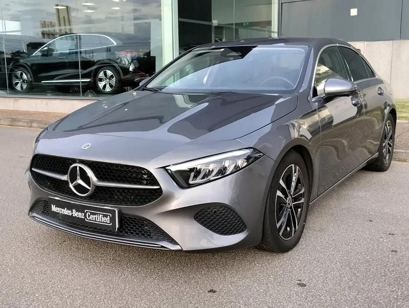 Cinza mountain Usado 2024 Mercedes A180 Advanced Plus Sedan | € 43.900 (Caro) - Imagem 1/4