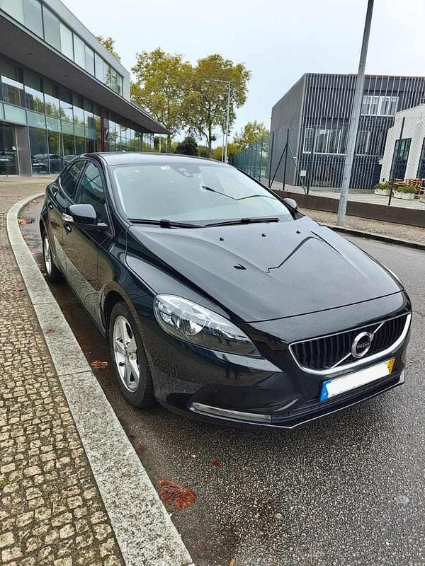 Preto Usado 2017 Volvo V40 Citadino | € 15.000 (Preço justo) - Imagem 1/4