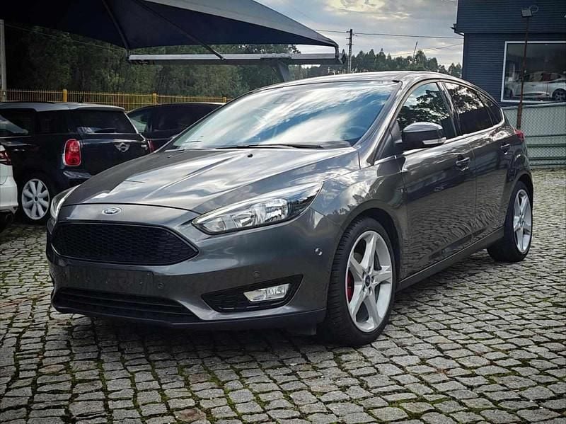 Usado Ford Focus 120 HP (88 kW) 2015 Cinzento