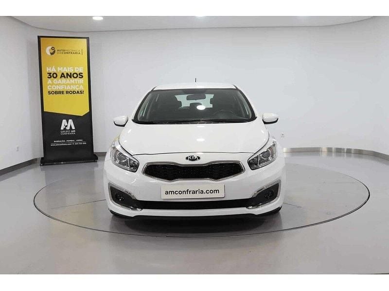 Branco Usado 2016 Kia Ceed EX Citadino | € 14.280 (Super Preço) - Imagem 1/4