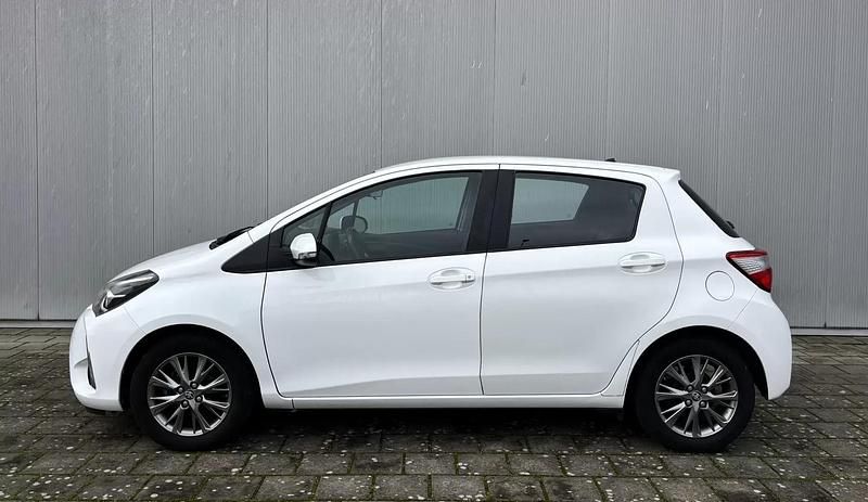 Usado Toyota Yaris Comfort 69 HP (50 kW) 2017 Branco