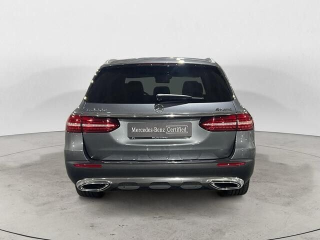 Usado Mercedes E220 All-Terrain Avantgarde 194 HP (142 kW) 2022 Cinzento Carrinha
