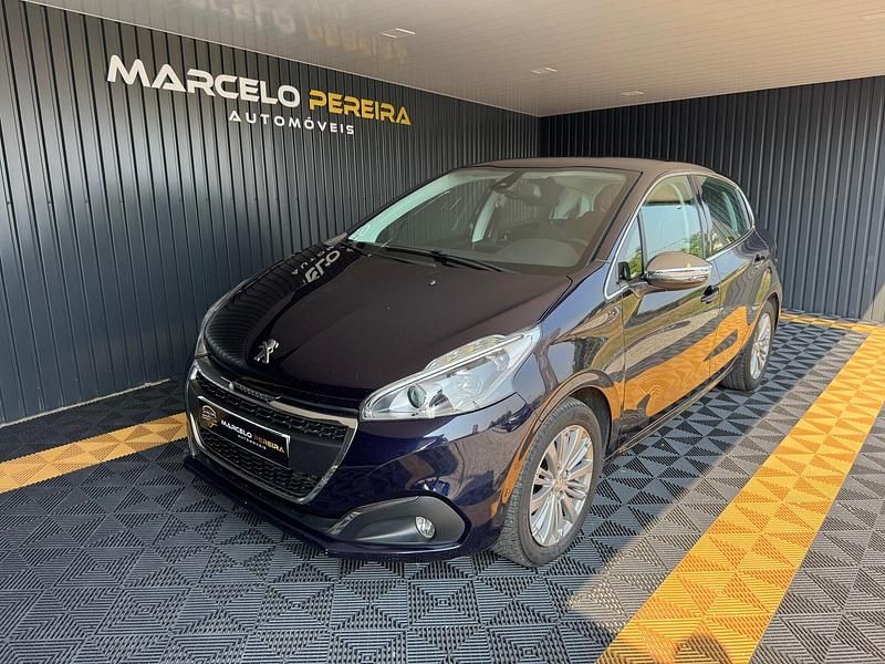 Azul Usado 2016 Peugeot 208 Allure Citadino | € 11.900 (Preço elevado) - Imagem 1/4