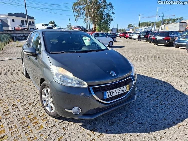 Cinza Usado 2013 Peugeot 208 Citadino | € 7.000 (Preço justo) - Imagem 1/1