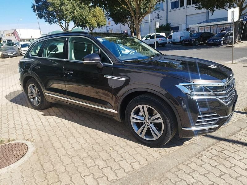 Castanho Usado 2018 VW Touareg Elegance+ SUV | € 49.900 - Imagem 1/4