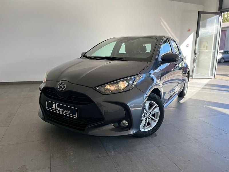 Usado Toyota Yaris Comfort 92 HP (67 kW) 2024 Cinza (pintura metalizada) Citadino