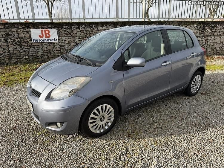 Cinza Usado 2011 Toyota Yaris Comfort Citadino | € 7.950 (Preço justo) - Imagem 1/1