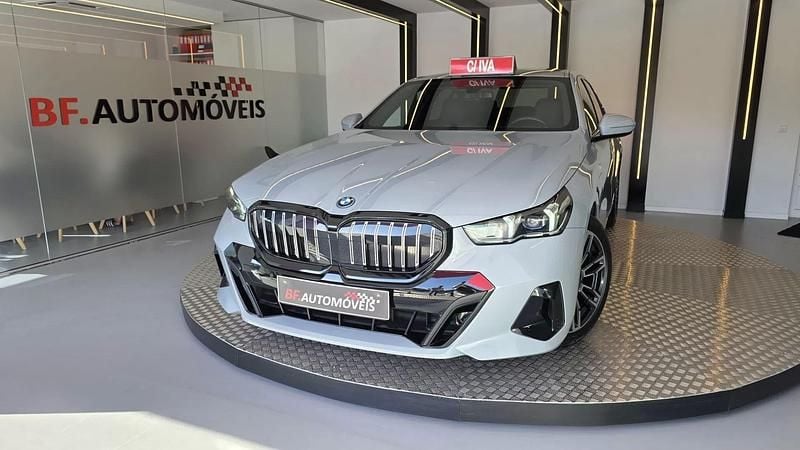 Cinzento Usado 2024 BMW 530e Shadowline Coupé | € 59.900 - Imagem 1/4