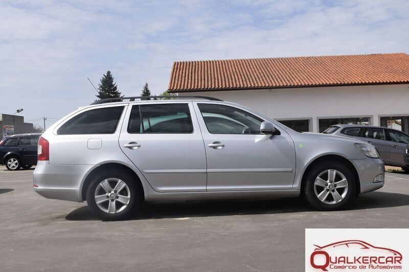 Usado Skoda Octavia GreenLine 105 HP (77 kW) 2013 Cinza Carrinha