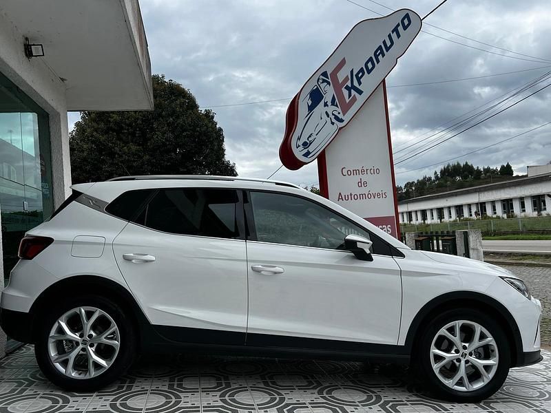 Usado Seat Arona FR 110 HP (80 kW) 2023 Branco cinzento SUV