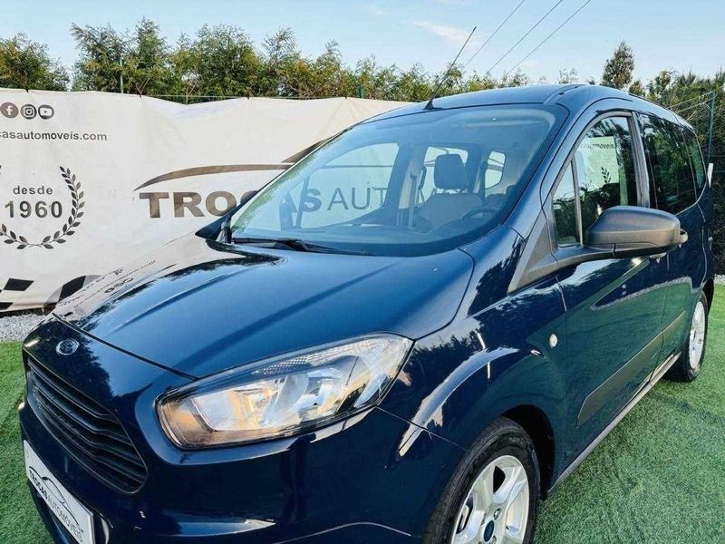 Usado Ford Tourneo Courier Ambiente 100 HP (73 kW) 2017 Azul Monovolume