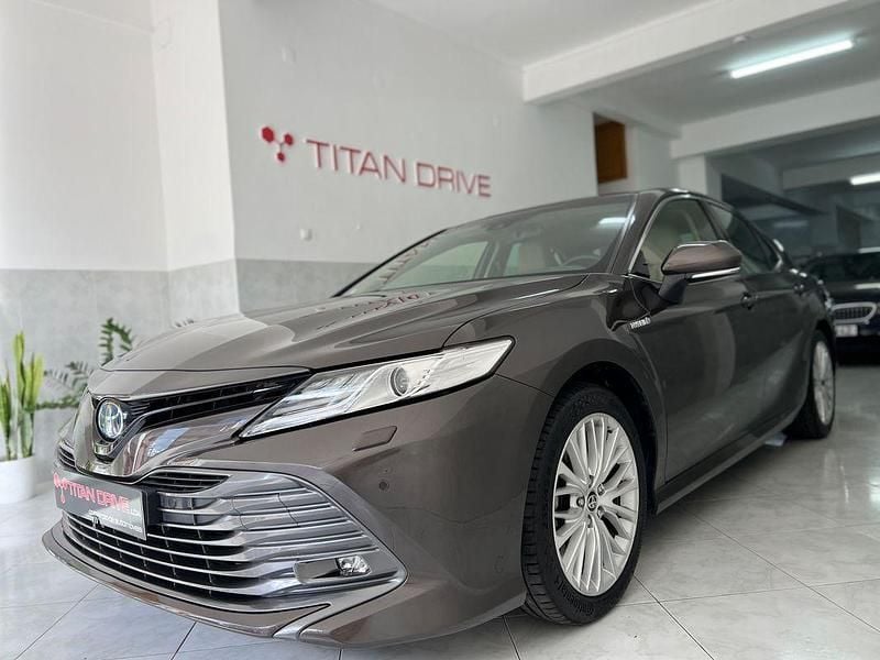 Castanho Usado 2021 Toyota Camry Sedan | € 32.900 - Imagem 1/4