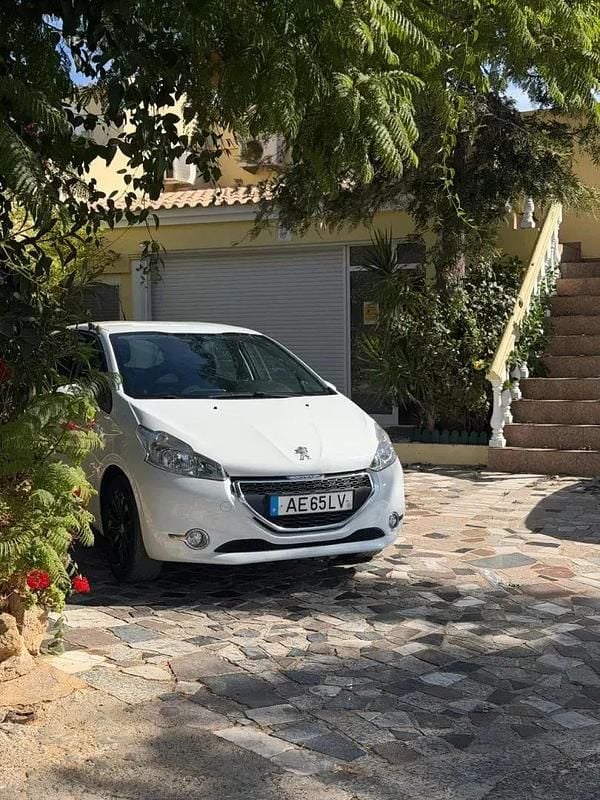 Branco Usado 2015 Peugeot 208 Citadino | € 11.900 (Caro) - Imagem 1/4