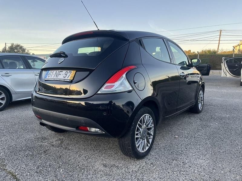 Usado Lancia Ypsilon Gold 95 HP (69 kW) 2012 Preto Citadino