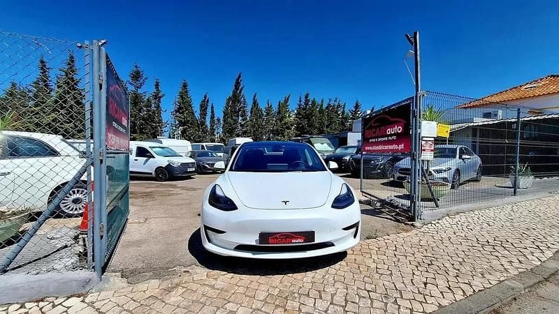 Branco Usado 2021 Tesla Model 3 Standard Range Plus Sedan | € 24.900 (Preço justo) - Imagem 1/4