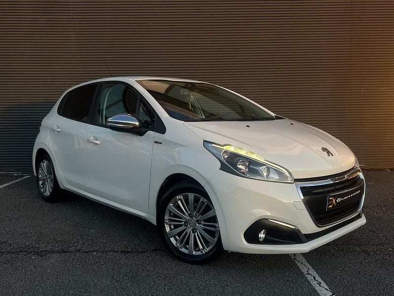 Branco Usado 2016 Peugeot 208 Allure Citadino | € 7.990 (Bom preço) - Imagem 1/4