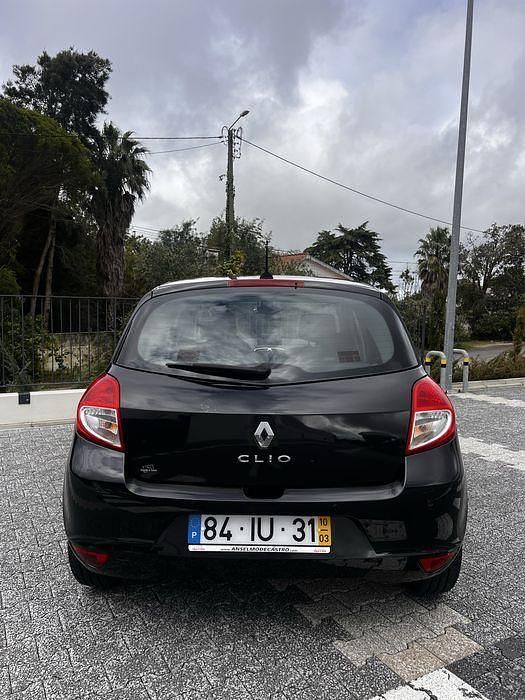 Usado Renault Clio III Dynamique 75 HP (55 kW) 2010 Sedan