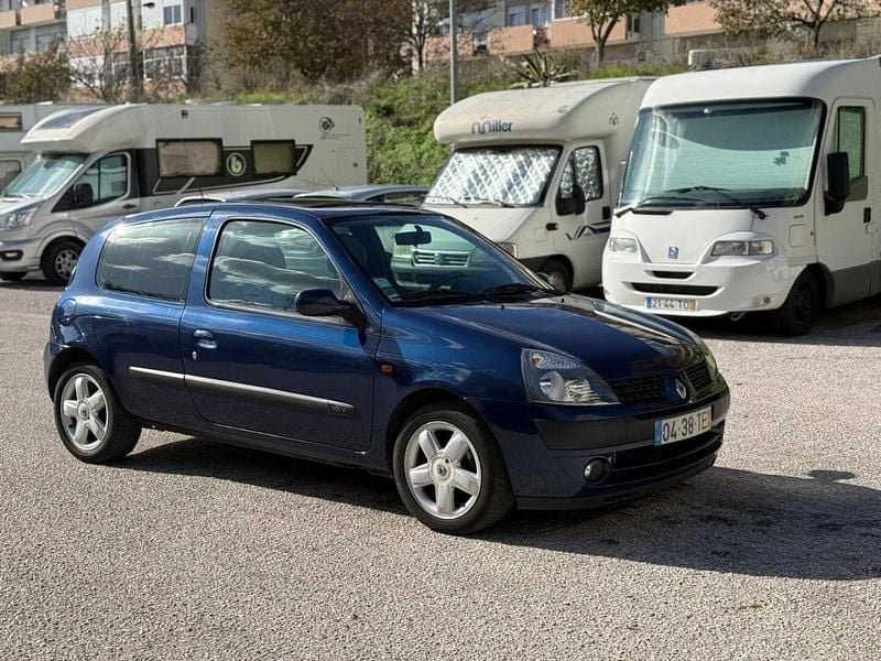 Usado Renault Clio II 75 HP (55 kW) 2002 Azul Citadino