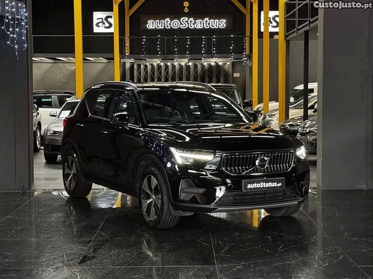 Preto Usado 2022 Volvo XC40 Core SUV | € 29.990 - Imagem 1/1