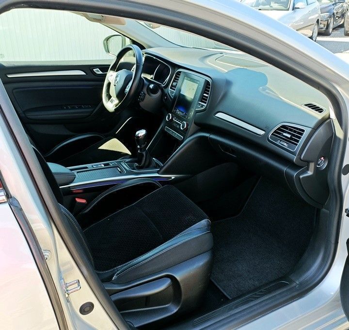 Usado Renault Mégane IV Intens 115 HP (84 kW) 2020 Cinzento (metalizado) Citadino