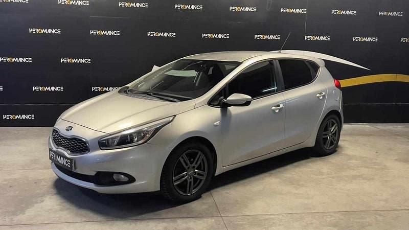 Cinza Usado 2015 Kia Ceed Citadino | € 11.500 (Preço justo) - Imagem 1/4