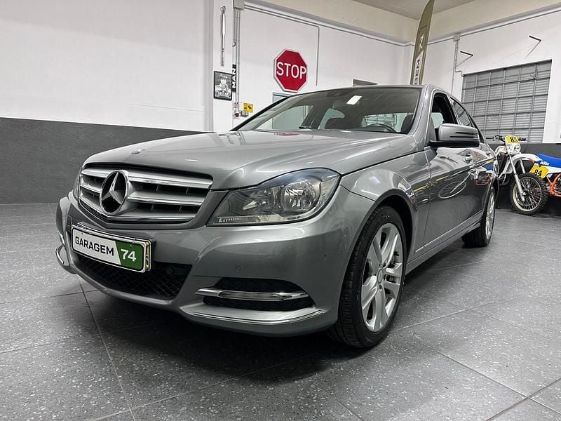 Azul Usado 2011 Mercedes C220 Avantgarde Sedan | € 14.900 - Imagem 1/4