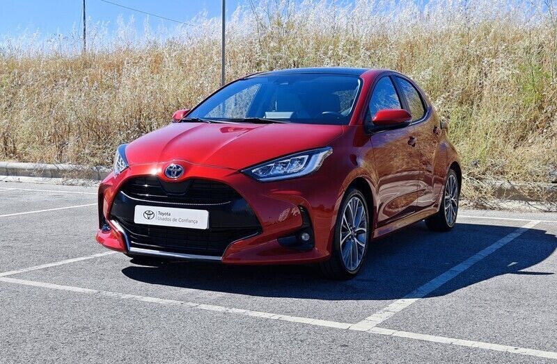 Vermelho (pintura metalizada especial) Usado 2024 Toyota Yaris Luxury Sedan | € 27.750 (Preço elevado) - Imagem 1/4