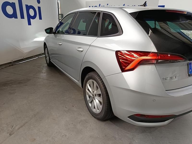 Usado Skoda Scala 116 HP (85 kW) 2024 Cinzento Citadino