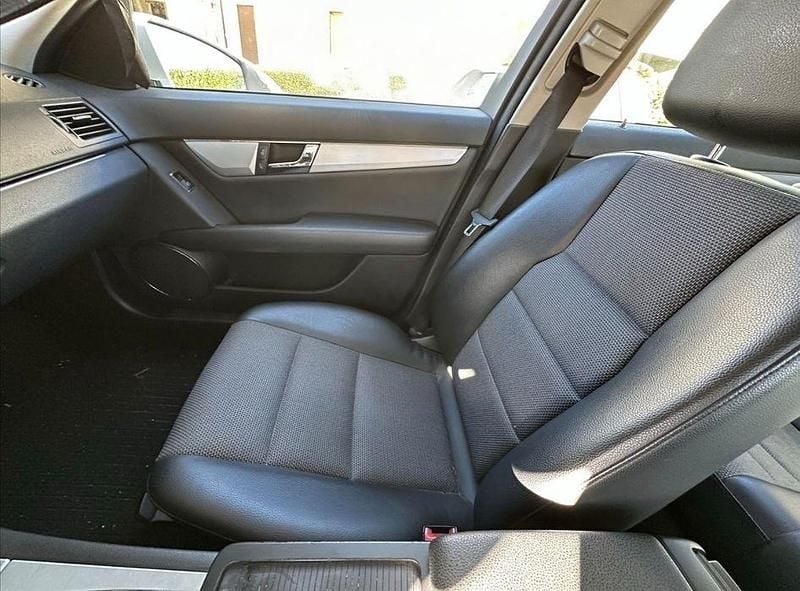 Usado Mercedes C180 150 HP (110 kW) 2009 Sedan