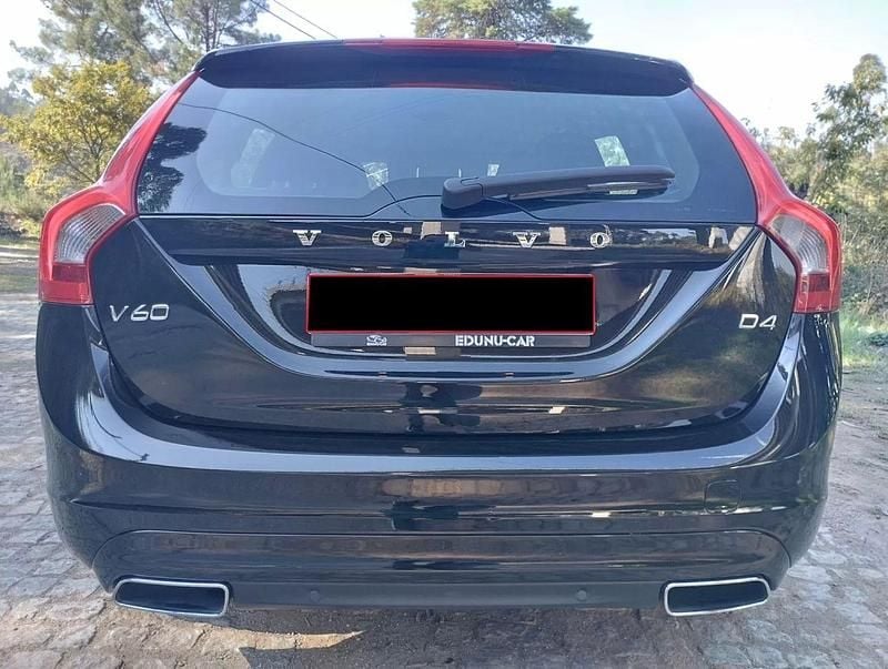 Usado Volvo V60 Momentum 181 HP (133 kW) 2014 Preto Carrinha